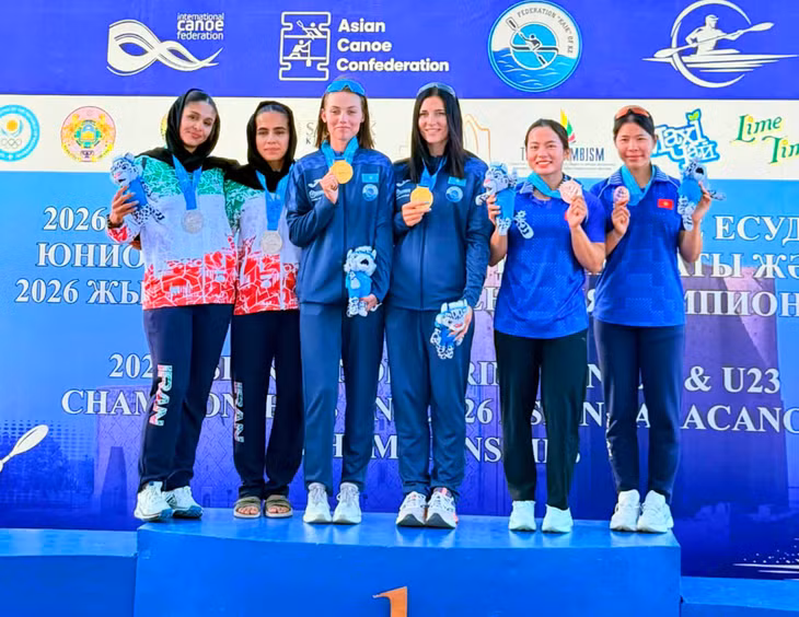 VĐV Quảng Ninh Bùi Mai Hạnh (thứ 2 từ phải sang) giành HCĐ K4 cự ly 500m U23, chỉ đứng sau Kazakhstan và Uzbekistan. Ảnh: Trung tâm Huấn luyện và thi đấu thể thao tỉnh cung cấp