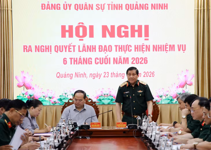 Trung tướng Nguyễn Đức Hưng, Ủy viên Trung ương Đảng, Bí thư Đảng ủy, Chính ủy Quân khu 3, phát biểu chỉ đạo tại hội nghị.
