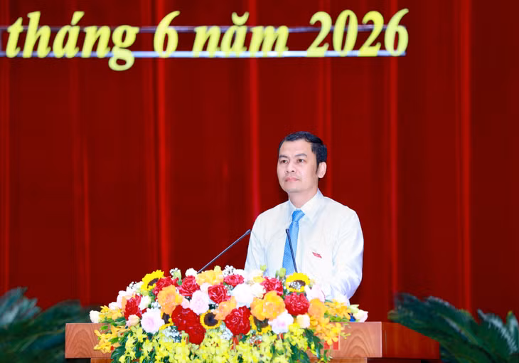 Giám đốc Sở Tài chính trình bày tóm tắt các tờ trình, dự thảo Nghị quyết tại kỳ họp.