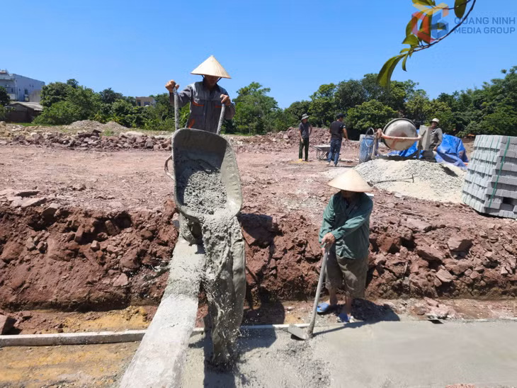 Thi công công trình thể thao vui chơi công cộng phục vụ nhân dân tại thôn Hải Tân, xã Quảng Hà. 
