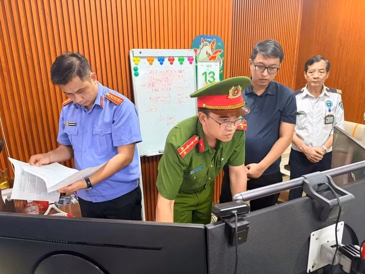 Cơ quan điều tra khám xét khẩn cấp, kiểm tra hệ thống máy tính và các dữ liệu điện tử liên quan tại Công ty cổ phần Hệ thống thông tin ATHENA Việt Nam - Ảnh: Công an tỉnh Phú Thọ