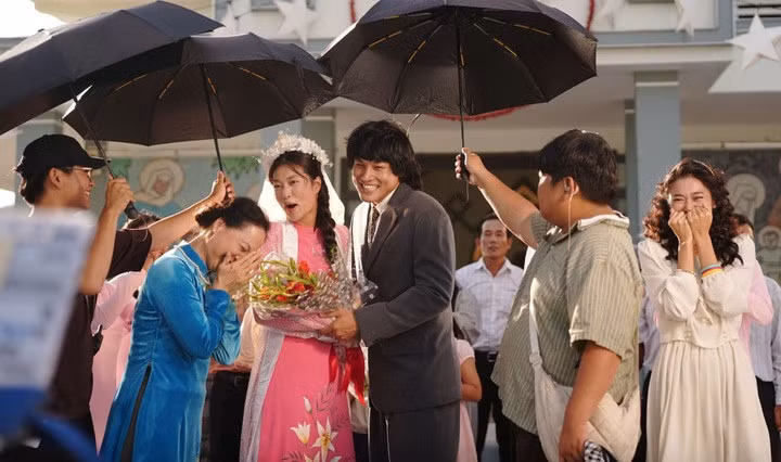 Sự hào nhoáng của "câu lạc bộ trăm tỷ" thực chất chỉ là bề nổi.
