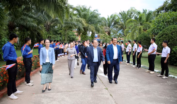 Cán bộ, nhân dân tỉnh Xay Nhạ Bu Ly chào đón đồng chí Quản Minh Cường, Ủy viên Trung ương Đảng, Bí thư Tỉnh ủy, Trưởng Đoàn ĐBQH tỉnh Quảng Ninh, cùng đoàn công tác đến tỉnh Xay Nhạ Bu Ly.