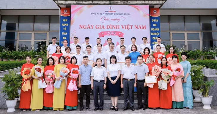 Lãnh đạo Công ty và 17 gia đình người lao động tiêu biểu tại chương trình gặp mặt năm 2026.