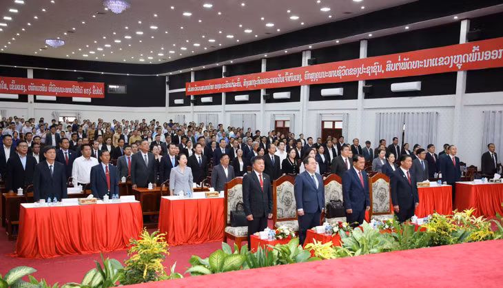 Các đại biểu làm lễ chào cờ.
