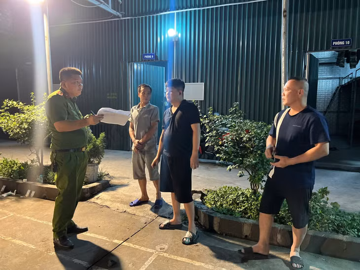 Công an phường Quang Hanh rà soát, xét nghiệm chất ma túy trong cơ thể đối với công nhân tạm trú trên địa bàn.