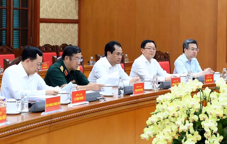 Các đồng chí lãnh đạo và các đại biểu tham dự cuộc làm việc. (Ảnh: ĐĂNG KHOA)