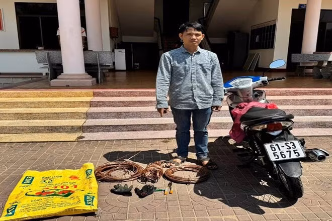 Đối tượng Trần Khắc Thắng cùng tang vật tại Công an phường Hoài Nhơn (Gia Lai). Ảnh: Công an
