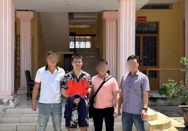 Công an xã Kiến Hải bắt giữ đối tượng truy nã nguy hiểm Nguyễn Trung Đức tại Cửa khẩu Quốc tế Mộc Bài. Ảnh: Công an Hải Phòng