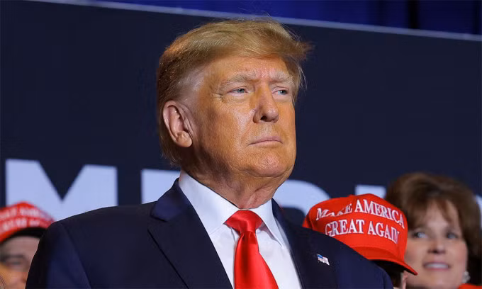 Cựu tổng thống Mỹ Donald Trump trong buổi vận động tranh cử ở Manchester, bang New Hampshire ngày 27/4. Ảnh: Reuters