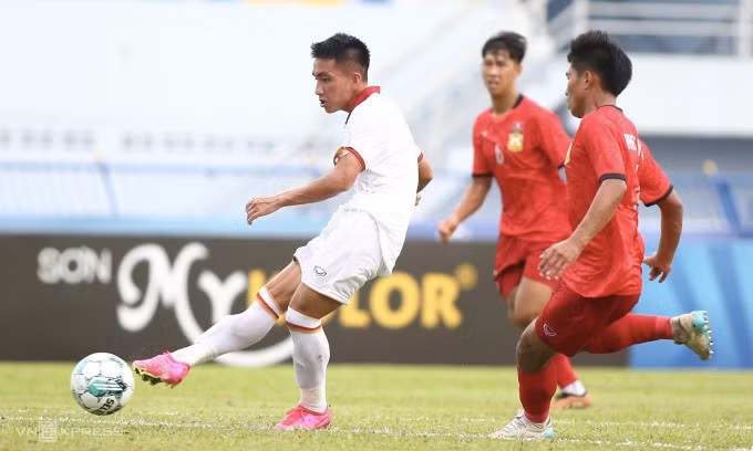 Tiền đạo Nguyễn Minh Quang (trái) sút chân phải nâng tỷ số lên 2-1 cho Việt Nam. Ảnh: Lâm Thỏa