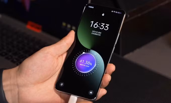 Giao diện sạc 240 W trên Realme GT5. Ảnh: Realme