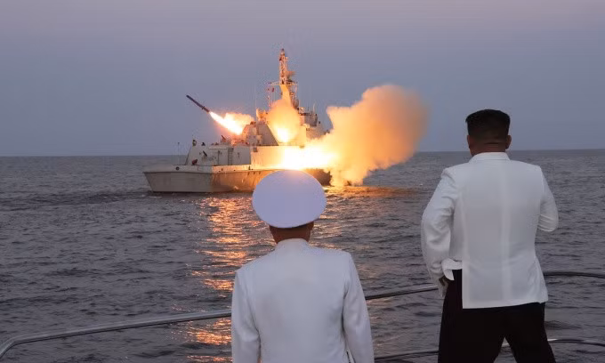Bức ảnh không ghi ngày tháng do KCNA công bố ngày 21/8 cho thấy ông Kim Jong-un (phải) đang quan sát một tên lửa hành trình chiến lược được phóng từ tàu hộ vệ thủy quân lục chiến thuộc Hải đội Tàu mặt nước số 2 của Triều Tiên. Ảnh: KCNA