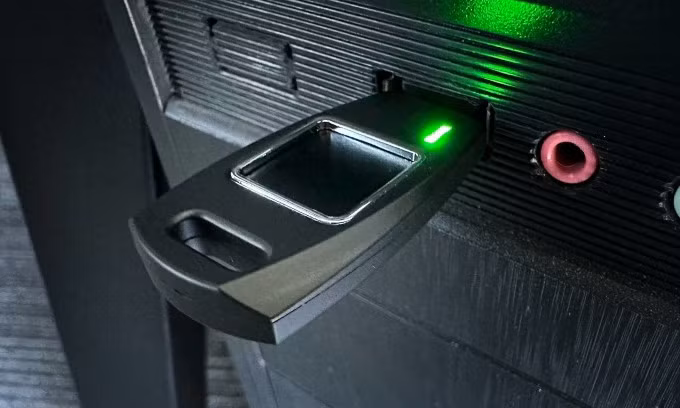 Một thiết bị xác thực không mật khẩu FIDO2, sử dụng vân tay. Ảnh: Lưu Quý