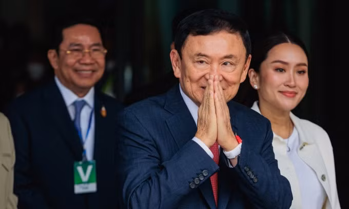 Ông Thaksin Shinawatra chắp tay chào người ủng hộ khi về sân bay Don Mueang, Thái Lan, hôm 22/8. Ảnh: Reuters