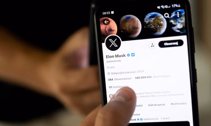 Tài khoản Elon Musk với tick xanh hiển thị trên một smartphone. Ảnh: DPA