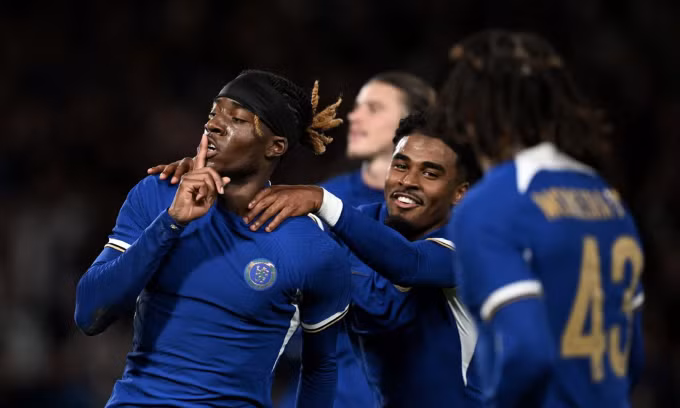 Madueke chia vui với đồng đội sau khi gỡ hòa cho Chelsea. Ảnh: Reuters
