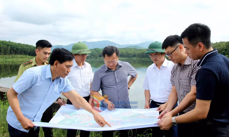 Đồng chí Cao Tường Huy, Quyền Chủ tịch UBND tỉnh, nghe TP Hạ Long và sở, ngành liên quan báo cáo lập quy hoạch sân golf An Biên. 