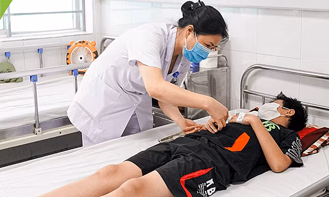Một bé trai mắc sốt xuất huyết điều trị tại Bệnh viện Nhi Trung ương. Ảnh: Trần Việt