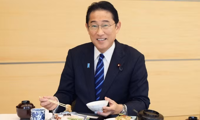 Thủ tướng Nhật Bản Kishida thưởng thức cá đánh bắt từ Fukushima ngày 30/8. Ảnh: AFP