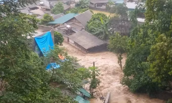Nước, bùn thải tuyển quặng đồng chảy tràn xuống khu dân cư ở Lào Cai. Ảnh: N.H