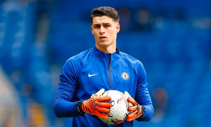 Kepa khởi động trước trận Chelsea gặp Nottingham Forest trên sân Stamford Bridge, thành phố London ở Ngoại hạng Anh ngày 13/5/2023. Ảnh: Reuters