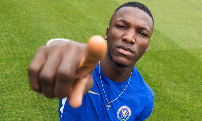 Caicedo trong loạt ảnh ra mắt cùng Chelsea trên sân tập Cobham ngày 14/8. Ảnh: chelseafc.com