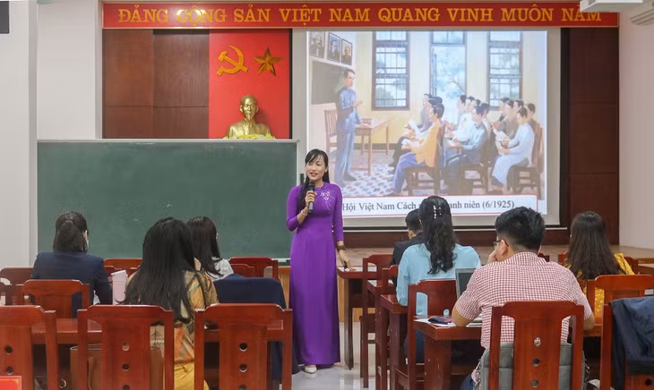 Một giờ lên lớp môn Lịch sử Đảng của giảng viên Khoa Xây dựng Đảng, Trường Đào tạo cán bộ Nguyễn Văn Cừ.
