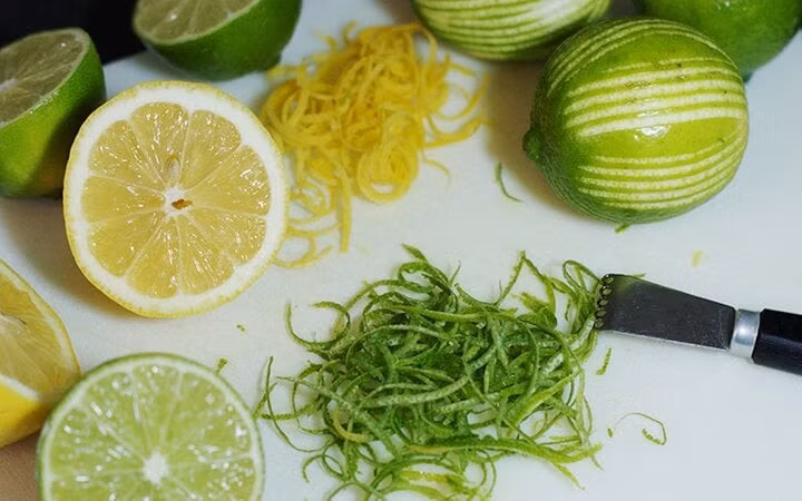 Nên sử dụng vỏ chanh vì nó mang lại nhiều lợi ích tốt.