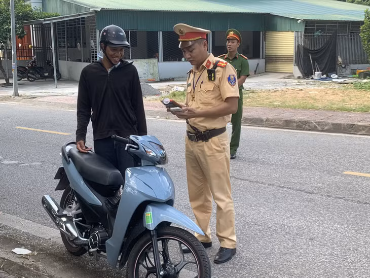 Công an huyện Đầm Hà tổ chức tuyên truyền, nhắc nhở người điều khiển phương tiện về việc tham gia giao thông an toàn.