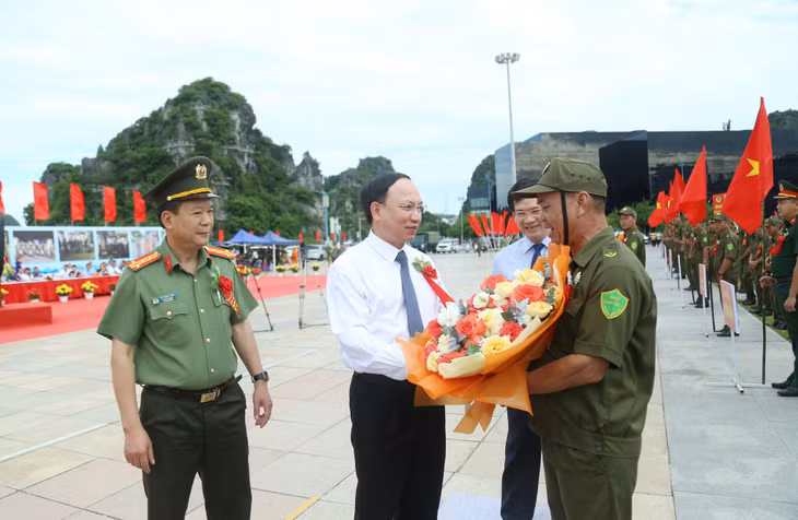 Đồng chí Nguyễn Xuân Ký, Ủy viên Trung ương Đảng, Bí thư Tỉnh ủy, Chủ tịch HĐND tỉnh tặng hoa chúc mừng, động viên các Tổ bảo vệ an ninh, trật tự trên địa bàn TP Hạ Long.