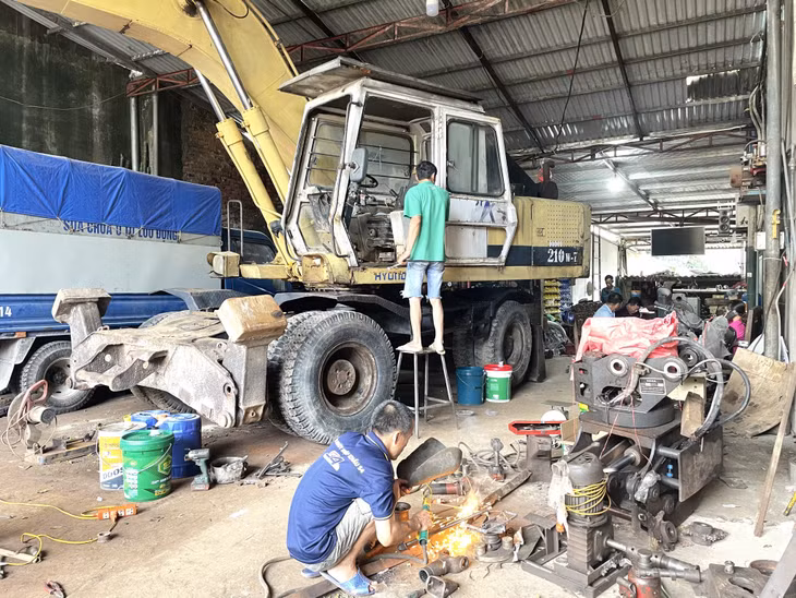 Cơ sở sửa chữa ô tô, thiết bị xe máy của anh Lương Thanh Phúc (phố Hoàng Văn Thụ, thị trấn Đầm Hà, huyện Đầm Hà) nằm ngay trong khu dân cư.