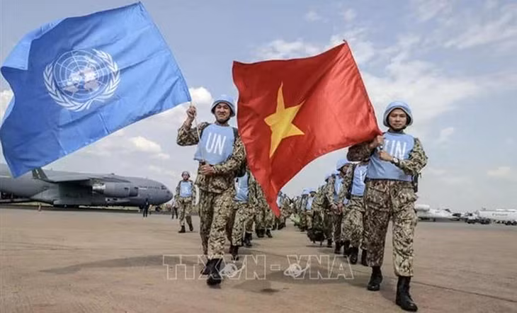 Các bác sĩ quân y Việt Nam giương cao hai lá cờ của Liên hợp quốc và Việt Nam tại sân bay quốc tế Juba, bắt đầu thực hiện nhiệm vụ gìn giữ hòa bình Liên hợp quốc tại Nam Sudan. (Ảnh: TTXVN)