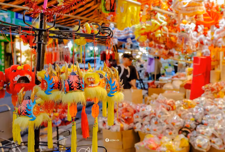 Vào dịp Tết Trung thu, con phố này sẽ kinh doanh các loại đồ chơi Trung thu, tạo nên khung cảnh rực rỡ sắc màu. Ảnh: Vương Lộc