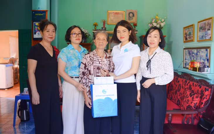 Hội LHPN TP Hạ Long thăm hỏi, tặng quà cho vợ của liệt sĩ. Ảnh: Nguyễn Hoa