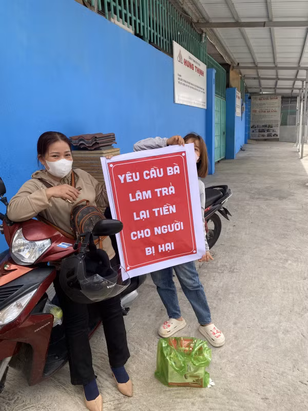 Một số người đã giăng panô yêu cầu giám đốc Nguyễn Thị Xuân Lâm trả lại tiền.