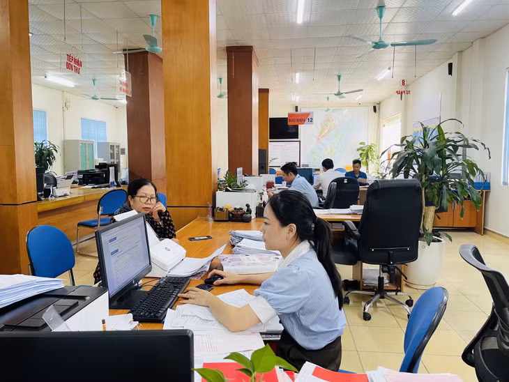 Người dân đến làm thủ tục hành chính tại Trung tâm Hành chính công huyện Vân Đồn.