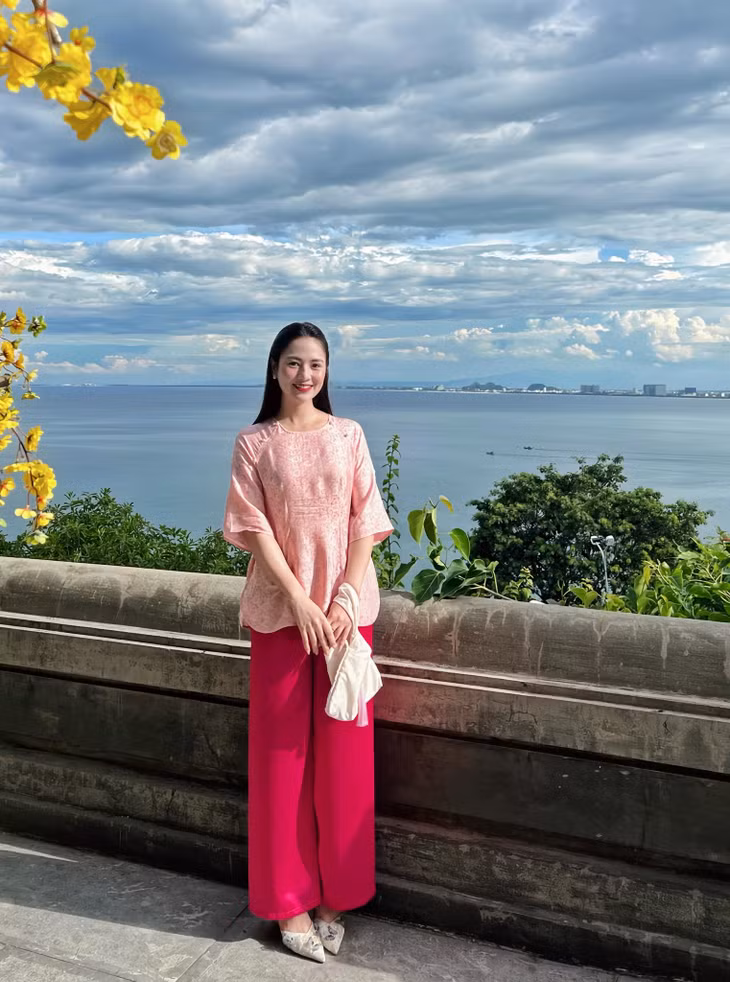 Việt Hoa sở hữu nhan sắc xinh đẹp, gương mặt sáng, ngoại hình ưa nhìn. Bức ảnh cô mới chia sẻ khi đi chùa Linh Ứng ở Đà Nẵng mới đây nhận nhiều lời khen của người hâm mộ.