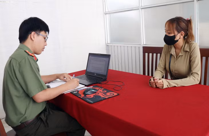 Phòng An ninh mạng, Công an tỉnh Vĩnh Long làm việc đối với D.H.H. Ảnh: H.T