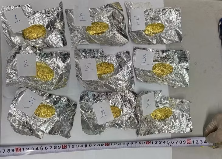 9 miếng vàng có trọng lượng hơn 1,1kg, trị giá khoảng 2,1 tỷ đồng bị lực lượng chức năng bắt giữ tại cửa khẩu quốc tế Lao Bảo. (Ảnh: TTXVN phát)