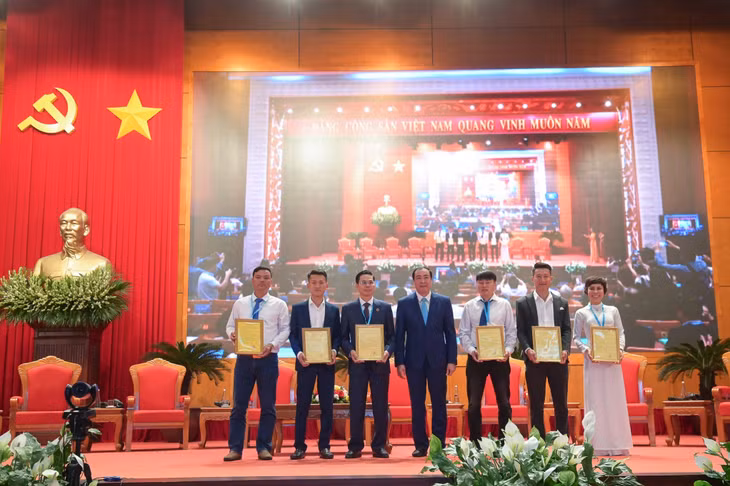 Lễ trao giấy phép NTTS trên biển cho 6 doanh nghiệp, hợp tác xã tại Hội nghị "Phát triển nuôi biển bền vững, nhìn từ Quảng Ninh". Ảnh: Thu Chung