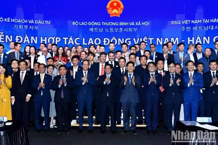 Thủ tướng Phạm Minh Chính chụp ảnh lưu niệm với các đại biểu tại Diễn đàn.