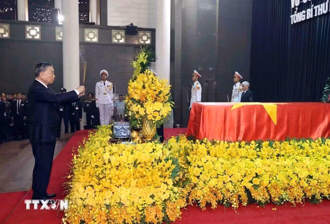 Đồng chí Tô Lâm, Ủy viên Bộ Chính trị, Chủ tịch nước thay mặt Đoàn Ban Chấp hành Trung ương Đảng Cộng sản Việt Nam dâng hương tưởng niệm trước linh cữuTổng Bí thư Nguyễn Phú Trọng. (Ảnh: TTXVN)