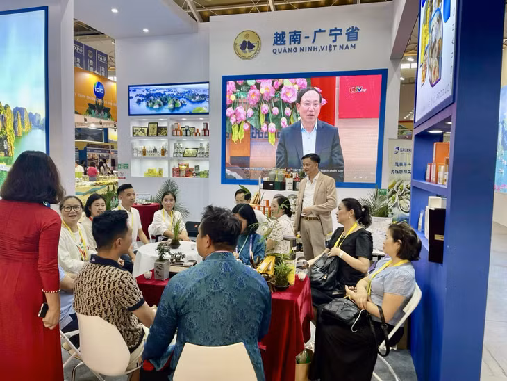 Doanh nghiệp Trung quốc đến tham quan, làm việc, kết nối tiêu thụ với các doanh nghiệp Quảng Ninh tham gia Hội chợ tại gian hàng trưng bày, giới thiệu sản phẩm tỉnh Quảng Ninh. Ảnh: Trung tâm Xúc tiến và Phát triển Công Thương Quảng Ninh cung cấp