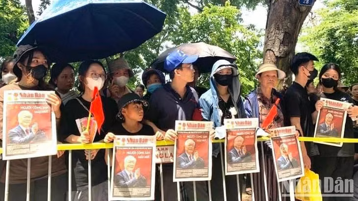 Người dân tại Hà Nội đứng chờ tiễn đưa Tổng Bí thư Nguyễn Phú Trọng đến nơi an nghỉ cuối cùng chiều 26/7/2024. (Ảnh: THANH TRÀ)