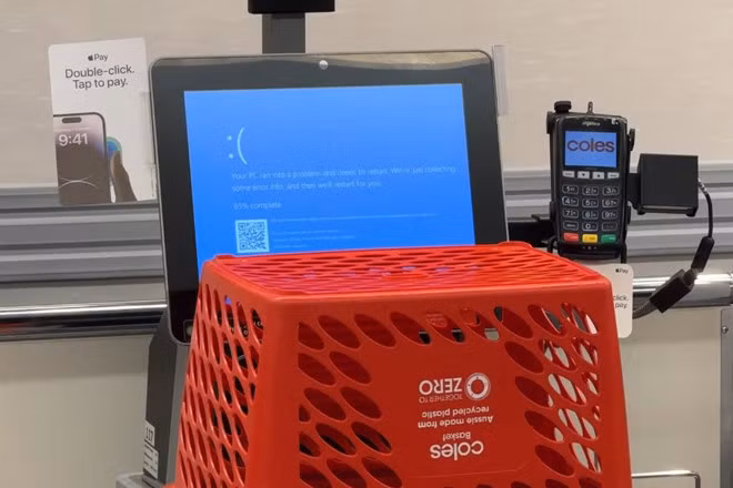 Máy tính tiền tại siêu thị Coles (Australia) ngừng hoạt động do sự cố gián đoạn dịch vụ toàn cầu. Nhân viên thông báo chỉ chấp nhận thanh toán bằng tiền mặt. Ảnh: Archie Staines