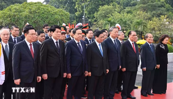 Các đồng chí lãnh đạo, nguyên lãnh đạo Đảng, Nhà nước tưởng niệm các anh hùng liệt sỹ. (Ảnh: Minh Đức/TTXVN)