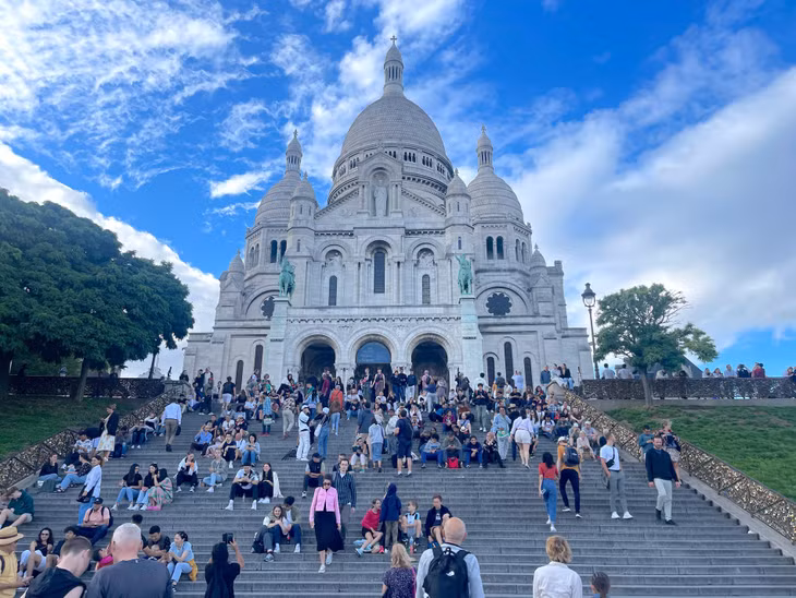 Du khách ngắm hoàng hôn ở đồi Montmartre
