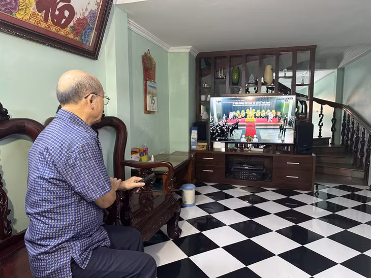 Ông Tạ Ngọc Sáng, đảng viên 45 năm tuổi Đảng (phường Cao Xanh,TP Hạ Long) lặng lẽ theo dõi lễ viếng đồng chí Tổng Bí thư với niềm tiếc thương vô hạn.