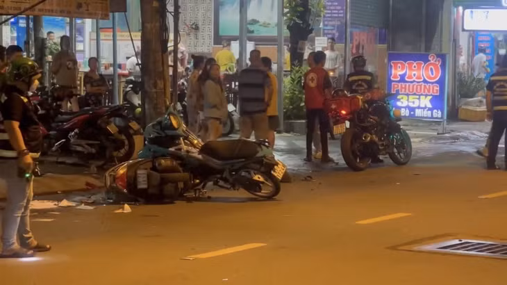 Nam thanh niên gây tai nạn nồng nặc mùi cồn. Ảnh: N.H